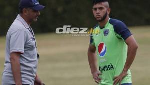 Antes de comenzar el entreno Diego Vázquez le notificó a Josué Villafranca que lo prestarán. Foto: Johnny Magallanes.