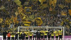 La afición del Borussia Dortmund celebró con la plantilla cantando un villancico navideño.
