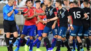 Chile y Argentina empataron en un partido de mucho roce en el Memorial Coliseum. Fotos AFP