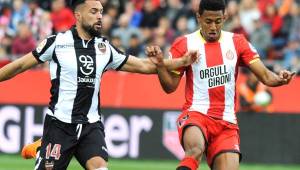 El hondureño Choco Lozano en acción durante el partido que el Girona igualó con el Levante en por la fecha 30 de la Liga española.