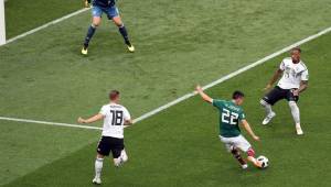 El momento en el que 'Chucky' Lozano saca un bombazo imparable para Manuel Neuer. Fotos EFE