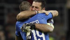 Buffon y Bonucci lamentan la eliminación de Italia en repechaje contra Suecia.