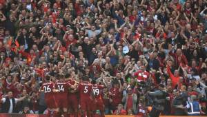 Los jugadores del Liverpool celebrando el primer tanto de Salah ante la afición.