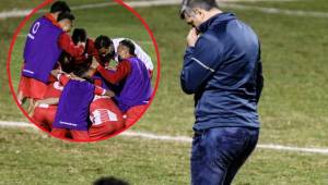 La tristeza del entrenador del Motagua, Diego Vázquez, cuando el árbitro anunció el final del partido con el último lanzamiento de penal del Real Estelí.
