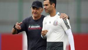 Rafael Márquez además utiliza una camiseta para entrenamiento diferente a la de sus compañeros.