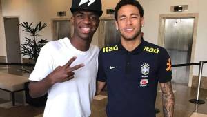 vinicius Jr junto al delantero del PSG, Neymar Jr.