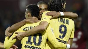 Mbappé festejando junto a Neymar y Cavani.