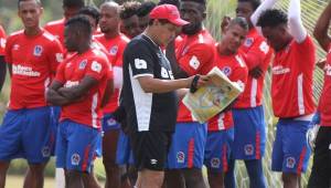 El entrenador del Olimpia, Nahún Espinoza, leyendo diario DIEZ durante el entrenamiento del cuadro blanco ayer martes. Foto Juan Salgado