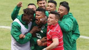 Los jugadores del Marathón festejando el gol anotado por Bryan Martínez que les dio el empate frente a Motagua en la final de ida. Foto Juan Salgado