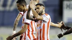 El explatensista Alexander Aguilar marcó el gol del triunfo del Vida y pidió perdón al público porteño en el estadio Excélsior. Fotos: Neptalí Romero.