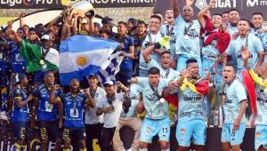 El Delfín y el Binacional celebraron por todo lo alto su primer título en primera división de Ecuador y Perú, respectivamente.