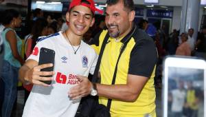 Martín García cuando se tomaba la selfie con el aficionado del Olimpia.