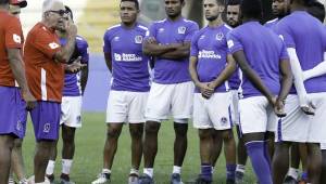 El entrenador del Olimpia, Manuel Keosseián, en la charla con los jugadores previo al juego de esta noche contra el Vida. Fotos Ronal Aceituno