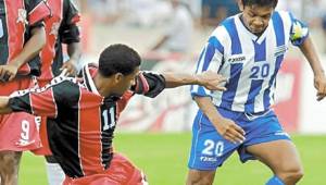 Amado Guevara portando la camisa de la Selección de Honduras en el juego ante Trinidad y Tobago del 2001 donde se quedó fuera del Mundial. Fotos archivo