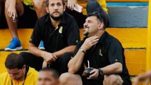 El entrenador aurinegro Martín 'Tato' García junto a sus ayudantes en el partido del fin de semana que perdieron contra Olimpia.