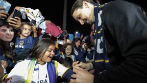 A su arribo a Los Ángeles, Zlatan Ibrahimovic fue recibido por una gran cantidad de aficionados del Galaxy. Foto @LAGalaxy