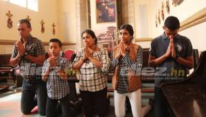 El árbitro de la gran final, Melvin Matamoros junto a su familia en la Basílica de Suyapa en la capital pidiendo a Dios sabiduría para impartir justicia. Foto DIEZ