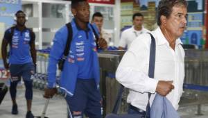 El entrenador de la Selección de Honduras, Jorge Luis Pinto, junto a los seleccionados cuando arribaron anoche a San Pedro Sula. Foto Delmer Martínez