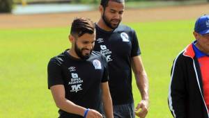 El mediocampista del Olimpia, Jorge Álvarez (izq.) viene saliendo de una lesión de ligamento en la rodilla y ahora se rompió en los entrenamientos de la Selección.