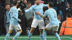 Agüero celebrando su tanto en el último minuto con Walker y Bernardo Silva.