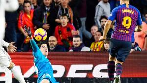 De forma espectacular, Luis Suárez anota el cuarto gol del Barcelona.