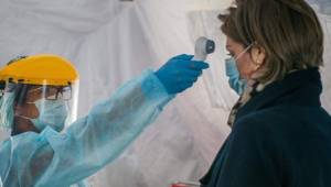 España registró este domingo 394 fallecidos en 24 horas por el coronavirus que pone en aprietos al sistema sanitario.