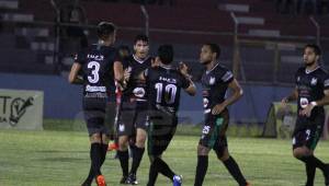 Bruno Volpi celebra con sus compañeros su golazo ante Vida en La Ceiba.