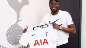 Tanguy Ndombele ya posa con la camiseta de su nuevo equipo, el Tottenham.