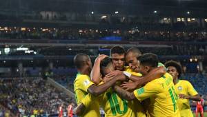 Brasil derrotó a Serbia en Moscú y se agenció un boleto a octavos de final. FOTOS AFP