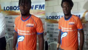 Sony Fernández (izquierda) y Leonardo Benedith posan con la camisa del Juticalpa. Ambos firmaron por un año. Fotos @LobosUpnfm