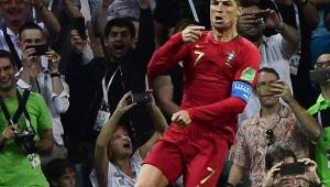 Cristiano Ronaldo de penal anotó el primer gol del partido, luego marcó dos más.