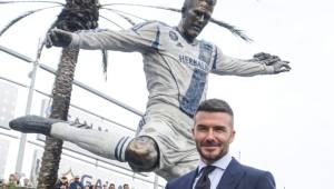 Nada parecida a la de Cristiano Ronaldo, hermosa estatua que el LA Galaxy hace en honor a David Beckham.