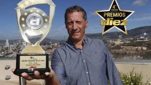 Pedro Troglio posó orgulloso para el lente de Diez con su premio por lo hecho en 2019, año en que cortó la sequía de títulos que tenía Olimpia.