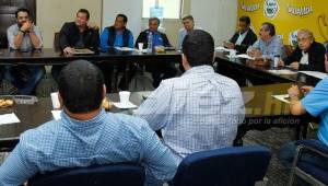 Los representantes de los clubes ya se encuentran reunidos en las oficinas de Liga Nacional. Foto Neptalí Romero