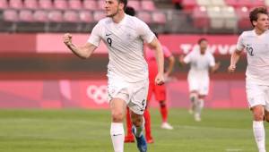 Chris Wood celebrando el único gol de Nueva Zelanda ante Corea del Sur.