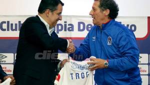 Pedro Troglio renovó por un año con el Olimpia. Rafa Villeda celebró la firma de renovación.