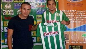 Luis Lobo es presentado por el Gerente Deportivo de Juticalpa Erlin Lagos.