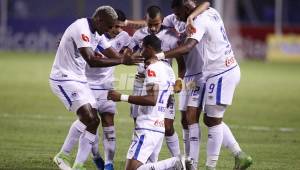 Brayan Beckeles (izquierda), festejan con Jerry Bengtson el segundo gol que le anotaron al Motagua en el juego de la pentagonal. Fotos Neptalí Romero