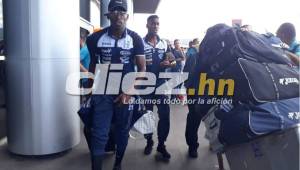 Alberth Elis y Beckeles en su llegada al Aeropuerto Internacional Toncontín.