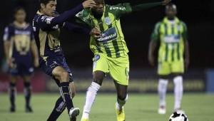 Marathón jugando contra Pumas en Ciudad Universitaria. En la acción Juan Carlos García Q.D.D.G. marcado por Israel Castro, capitán del cuadro mexicano.