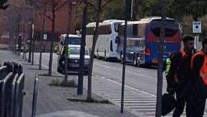 Los autobuses del Real Madrid y FC Barcelona en las afueras del hotel Sofía en Barcelona desde donde saldrán al Camp Nou previo al clásico.