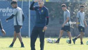 El técnico colombiano entrenó con el Real España y todavía espera lo que decida Panamá.