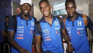 Los seleccionados hondureños Alberth Elis, Brayan Beckeles y Rubilio Castillo llegaron felices a San José para enfrentar el compromiso eliminatorio. Foto DIEZ