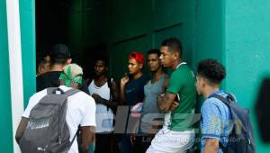 Los jugadores de Marathon reunidos con Rolando Peña.