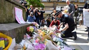 Los arreglos florales que llevaron a las cercanías del Arena Manchester donde sucedió el ataque terrorista donde murieron 22 personas. Foto AFP