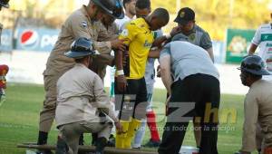 Rony Martínez cuando era asistido por la parte médica del Real España.