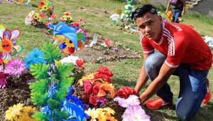 Denil Maldonado llegó junto a su familia al cementerio Santa Cruz Memorial para visitar a su hermano. Fotos Ronald Aceituno