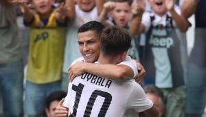 Paulo Dybala fue a celebrar junto a Cristiano luego del segundo tanto del portugués.