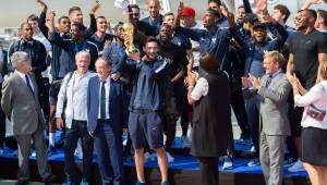 Los jugadores de Francia contentos con la copa en mano a su llegad a Paris.