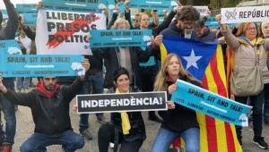 Los manifestantes, ondeando banderas independentistas catalanas, cortaron en medio de una ambiente festivo las calles adyacentes al estadio, bajo la mirada de cientos de policías.